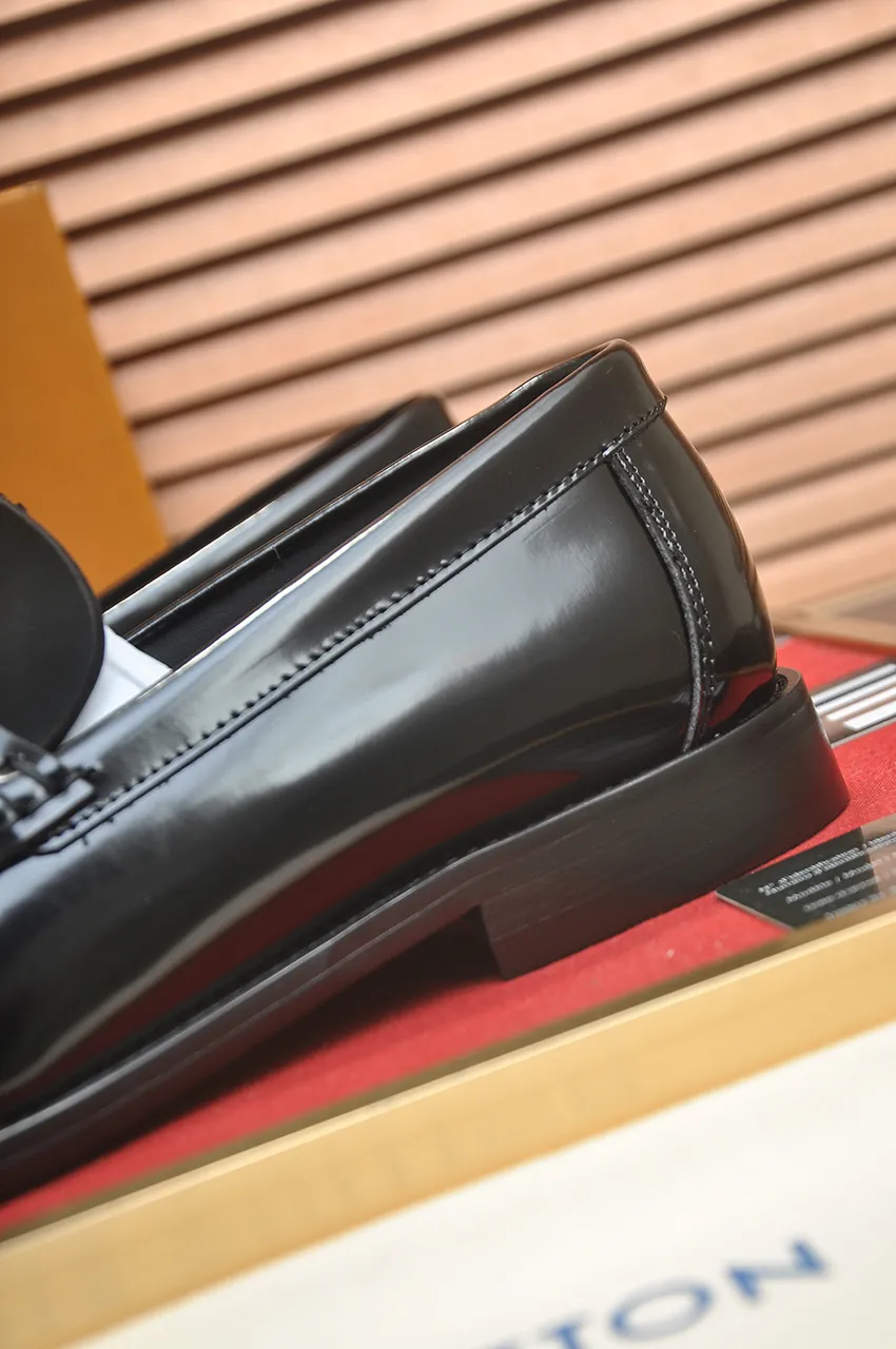 Men's men's shoes 💰560💶 [LV] (original single cowhide lining) 🍀LV's latest genuine leather business suit shoes are launched simultaneously on the official website. The first-layer cowhide imported from Italy is made of heavy gold, 💥1:1 rubber outsole from the official website. Versatile to wear, high-end without losing class, and the color combination is extraordinary. This four-season style is alluring when worn on your feet, showing off your big-name flair. Standard code 38-44 (45 customized)